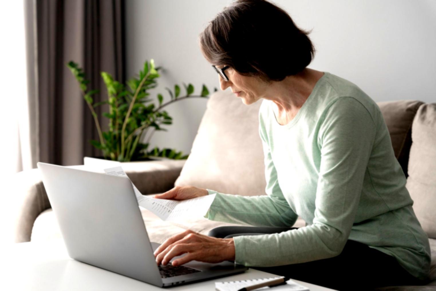 Мирна атмосфера йога-простору з м'яким освітленням